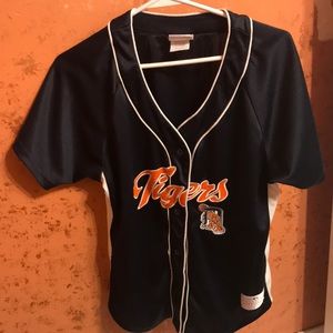 Detroit tigers button up shirt